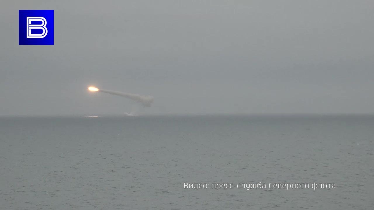 Крейсер "Архангельск" Северного флота нанес удар по условному противнику крылатой ракетой "Оникс"