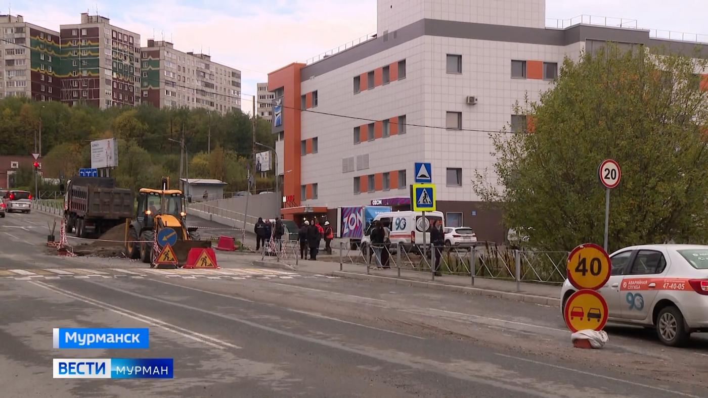 Сотрудники Мурманскводоканала завершают работы после аварии на водопроводе на Пономарева