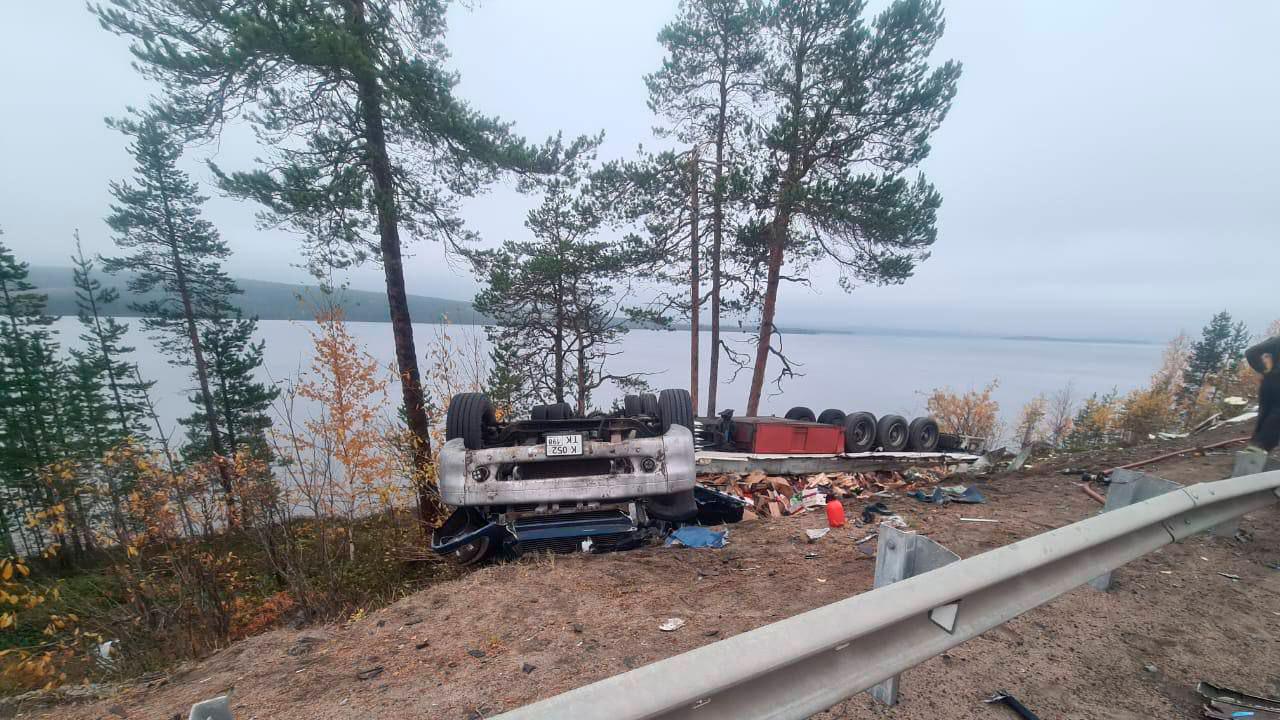 В районе Полярных Зорь на трассе "Кола" фура улетела в кювет
