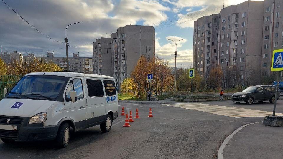 В Мурманске девушка попала под колеса микроавтобуса