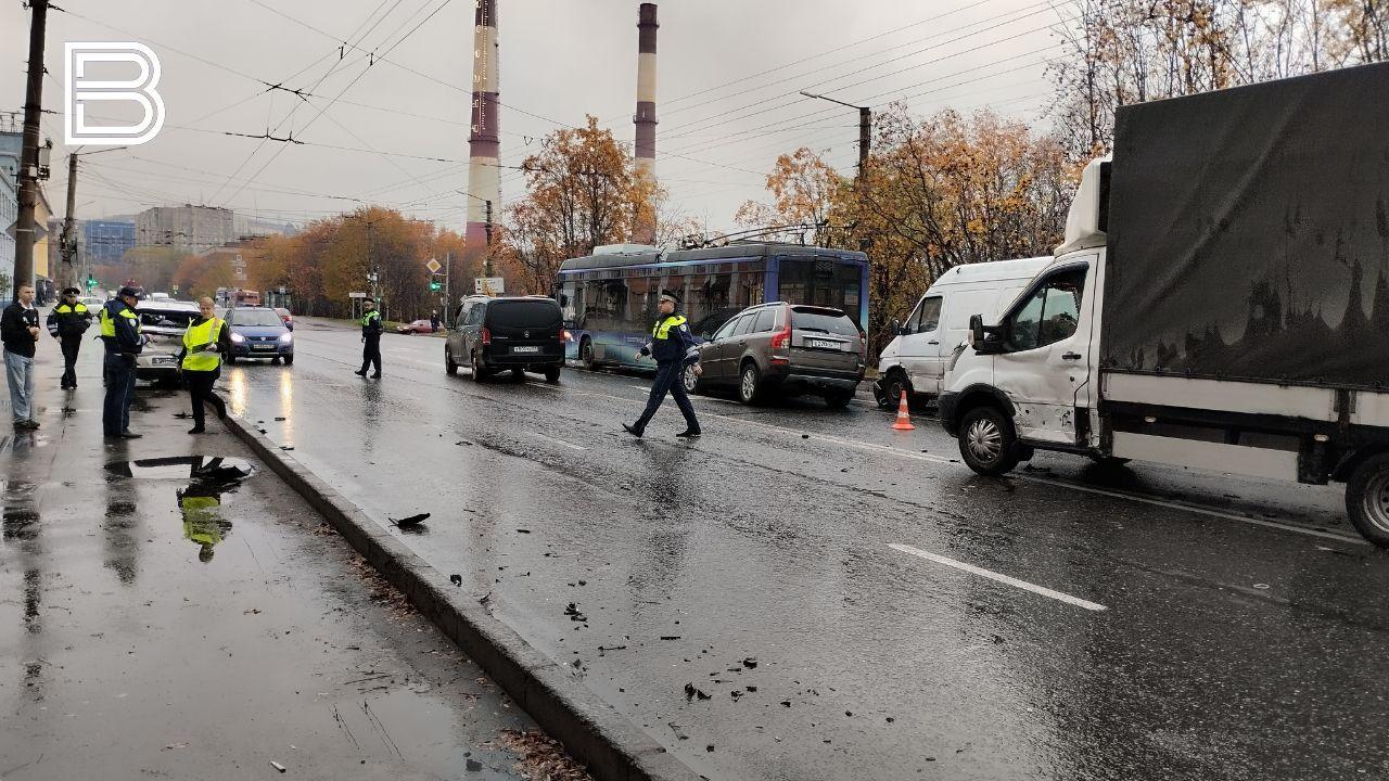 На Шмидта в Мурманске столкнулись шесть автомобилей 