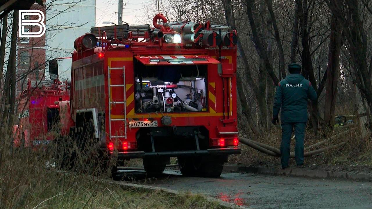 Из пожара в пятиэтажке в Никеле спасли человека