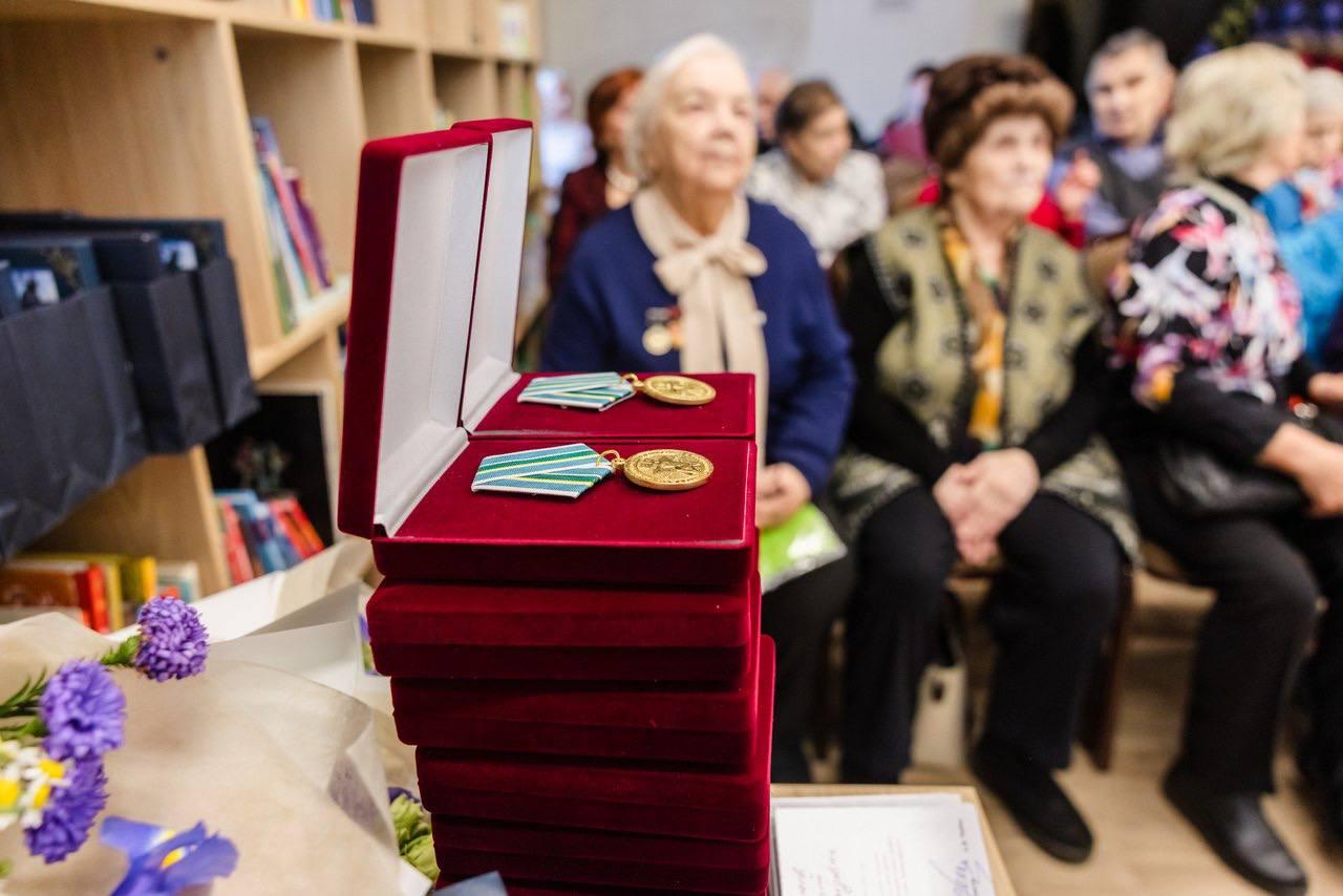 В Мурманске детям войны вручили памятные медали к 81-й годовщине освобождения Заполярья