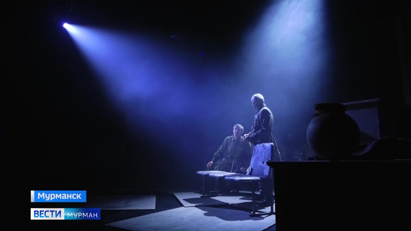 Как сохранить человечность в условиях войны: в Мурманске представили спектакль "Живые и мертвые. Солдатами не рождаются"