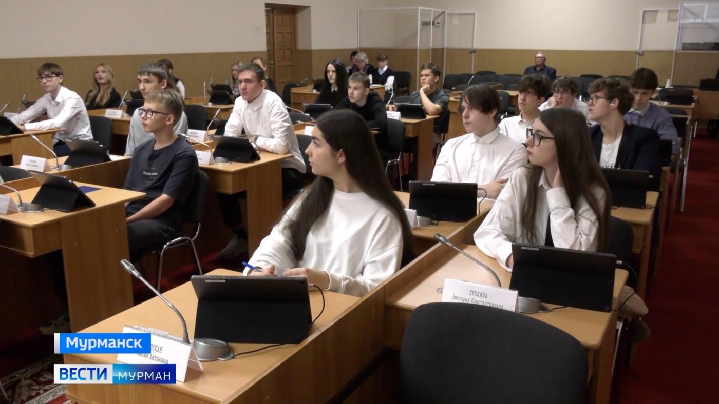 Ученики мурманской гимназии №6 на один день заняли депутатские кресла