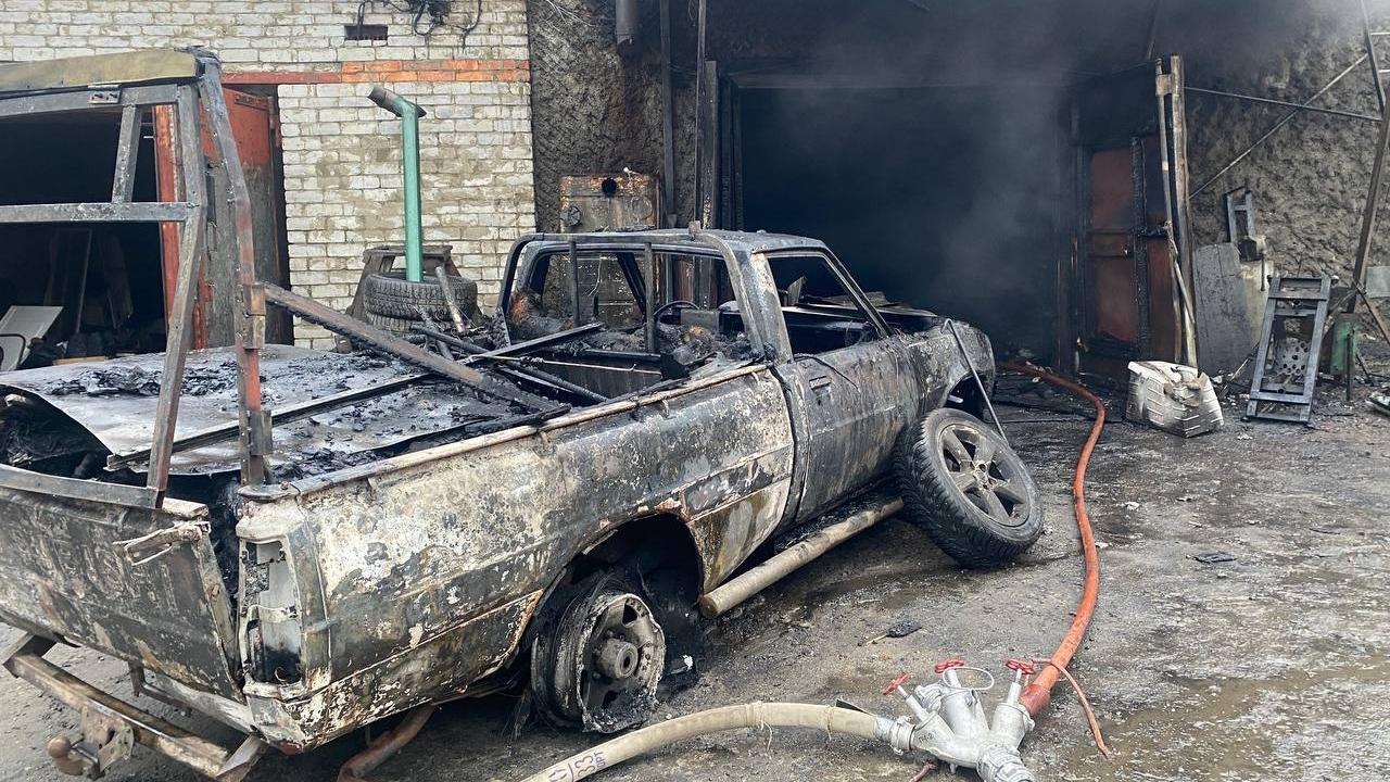 В Молочном сгорел гараж