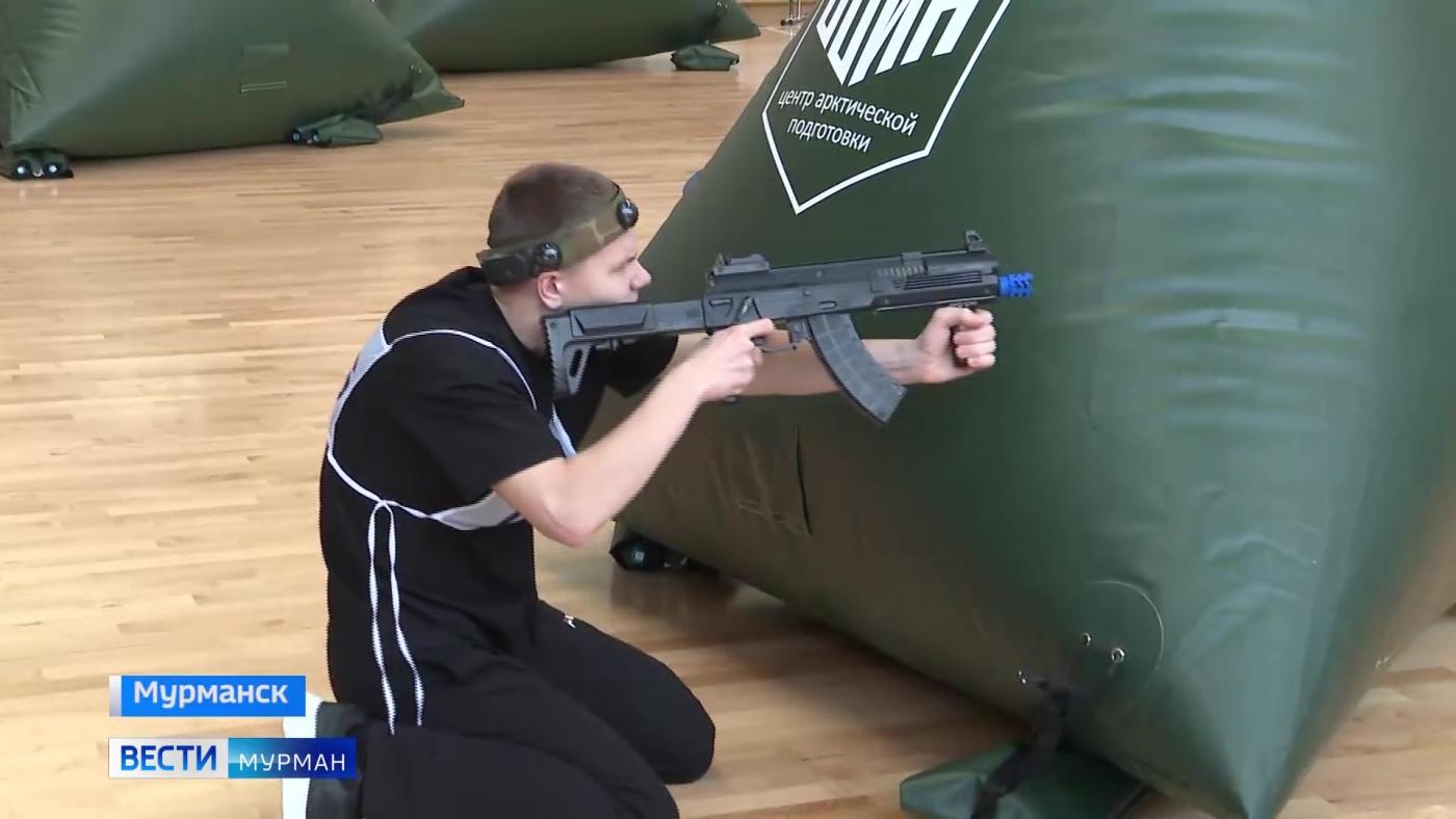 Попасть точно в &quot;яблочко&quot; и устоять на ногах: в Мурманске прошли соревнования по лазертагу и спортивному мечу