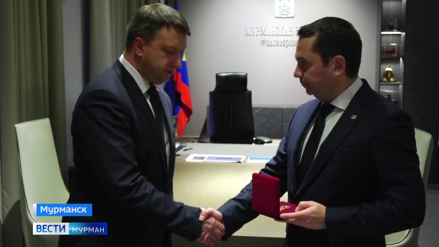 Андрей Чибис передал супругу Татьяны Сахаровой почетный знак, которым она награждена посмертно