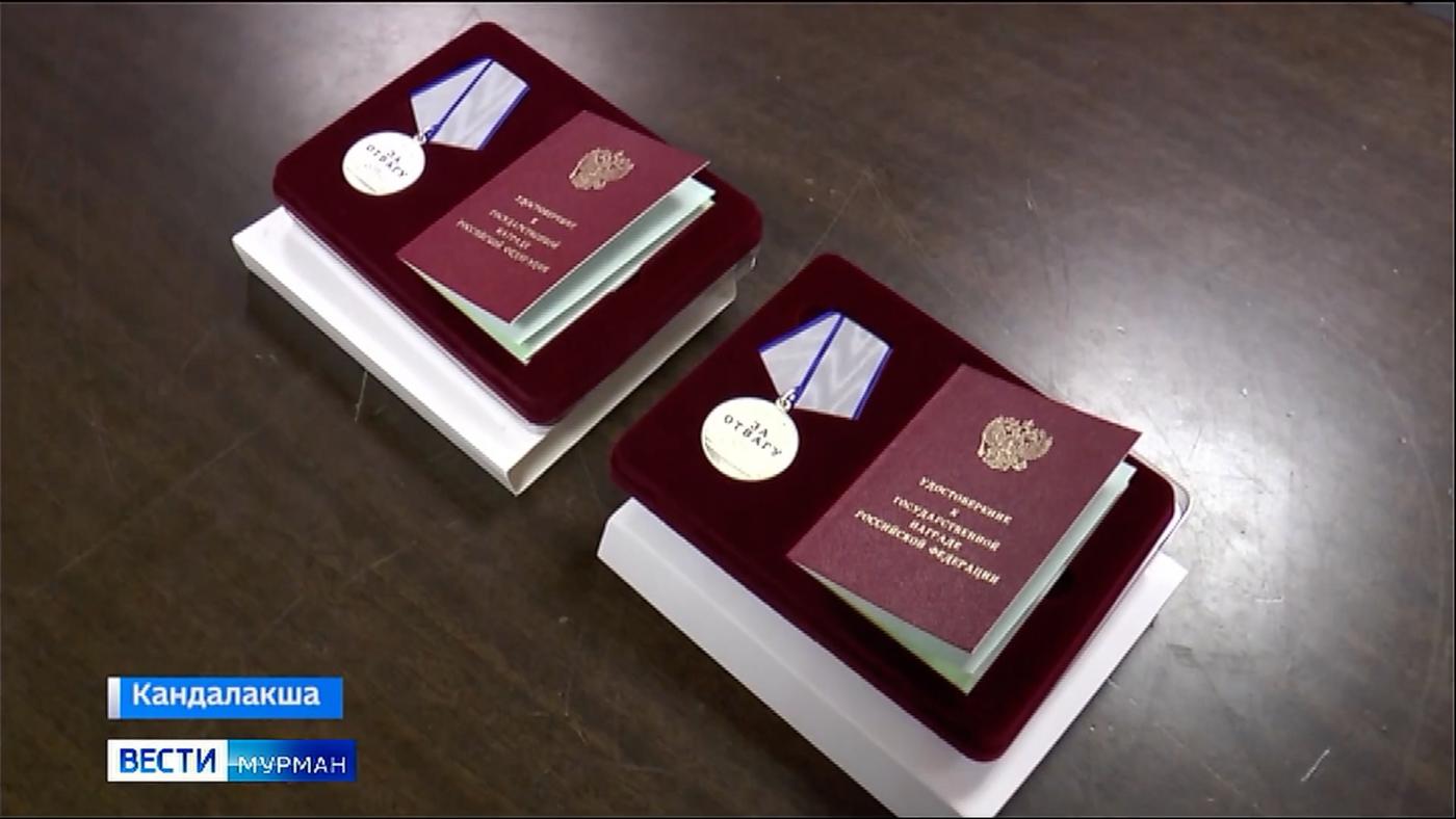В Кандалакше участники СВО Сергей Прыгунов и Роман Жабин получили медали &quot;За отвагу&quot;