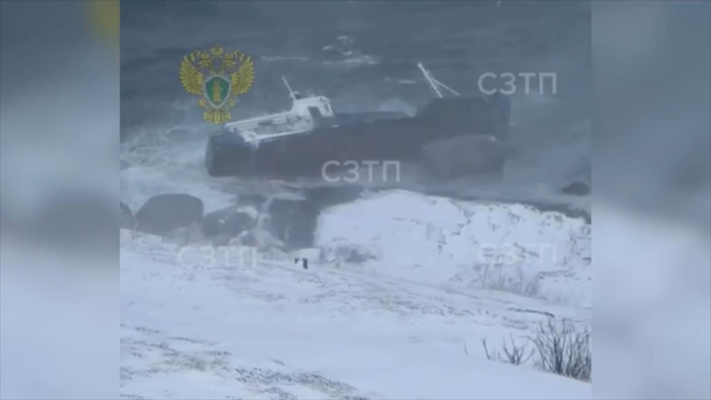 В Териберке из-за шторма одно судно затонуло, другое пропало