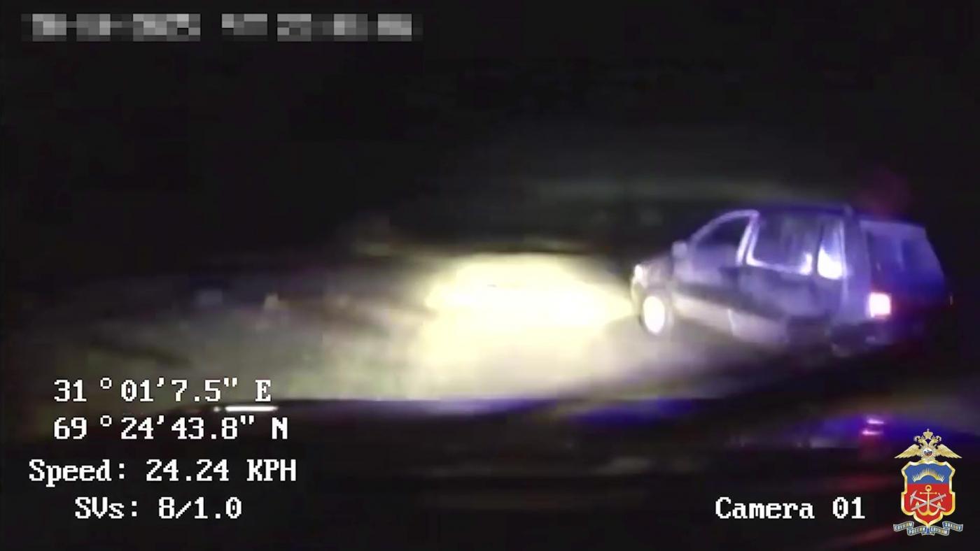 В Заполярном полицейские применили оружие для остановки лихача на иномарке