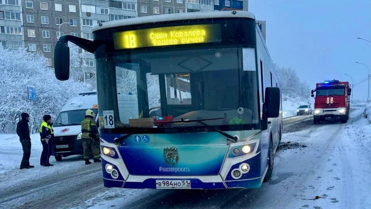 Три пассажира автобуса пострадали в ДТП на Маклакова в Мурманске