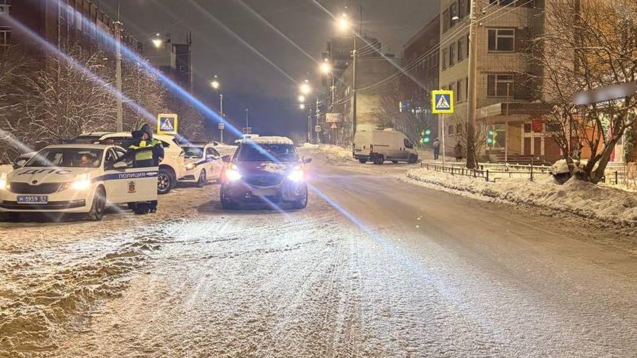 Попавшего под колеса &quot;Мазды&quot; мурманчанина госпитализировали