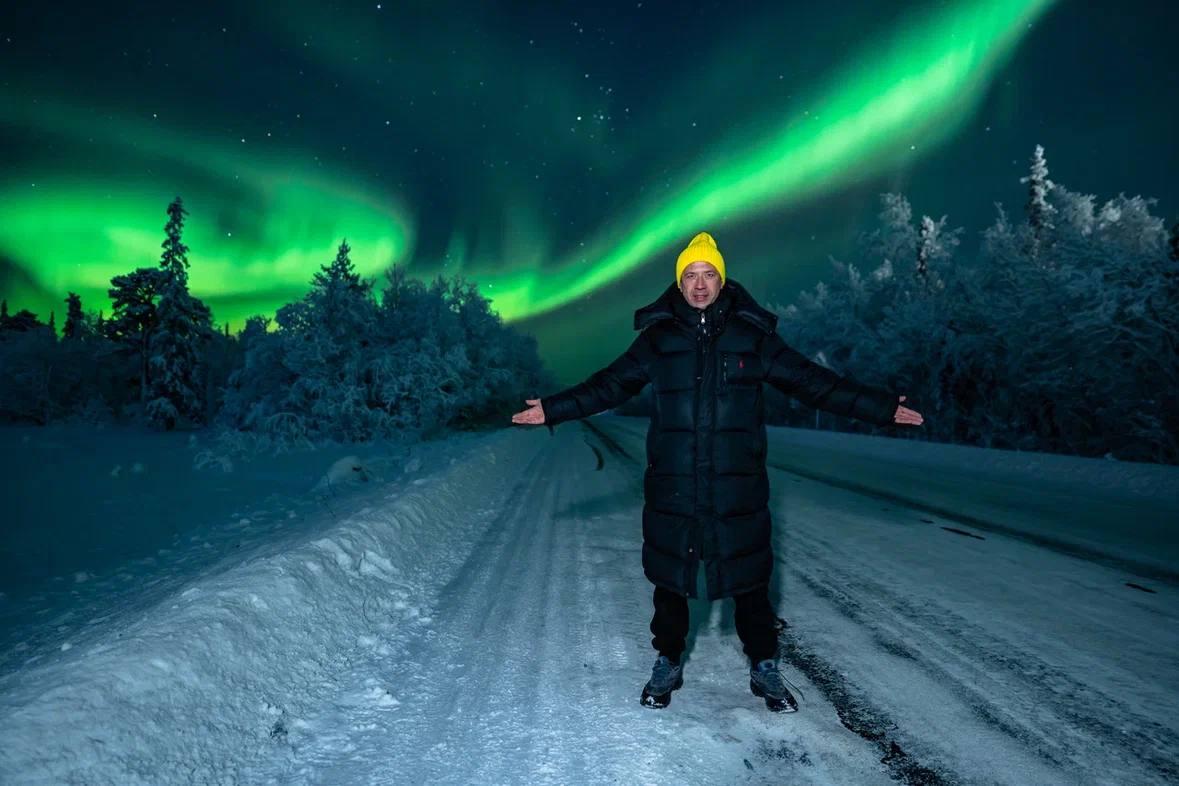 &quot;Оно живет, передвигается. Заиграло!&quot;: актер Андрей Мерзликин впечатлился северным сиянием в Мурманской области