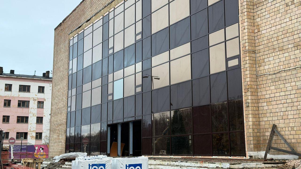 Подрядчик приступил к фасадным работам в Центре культуры и библиотечного обслуживания Заозерска 