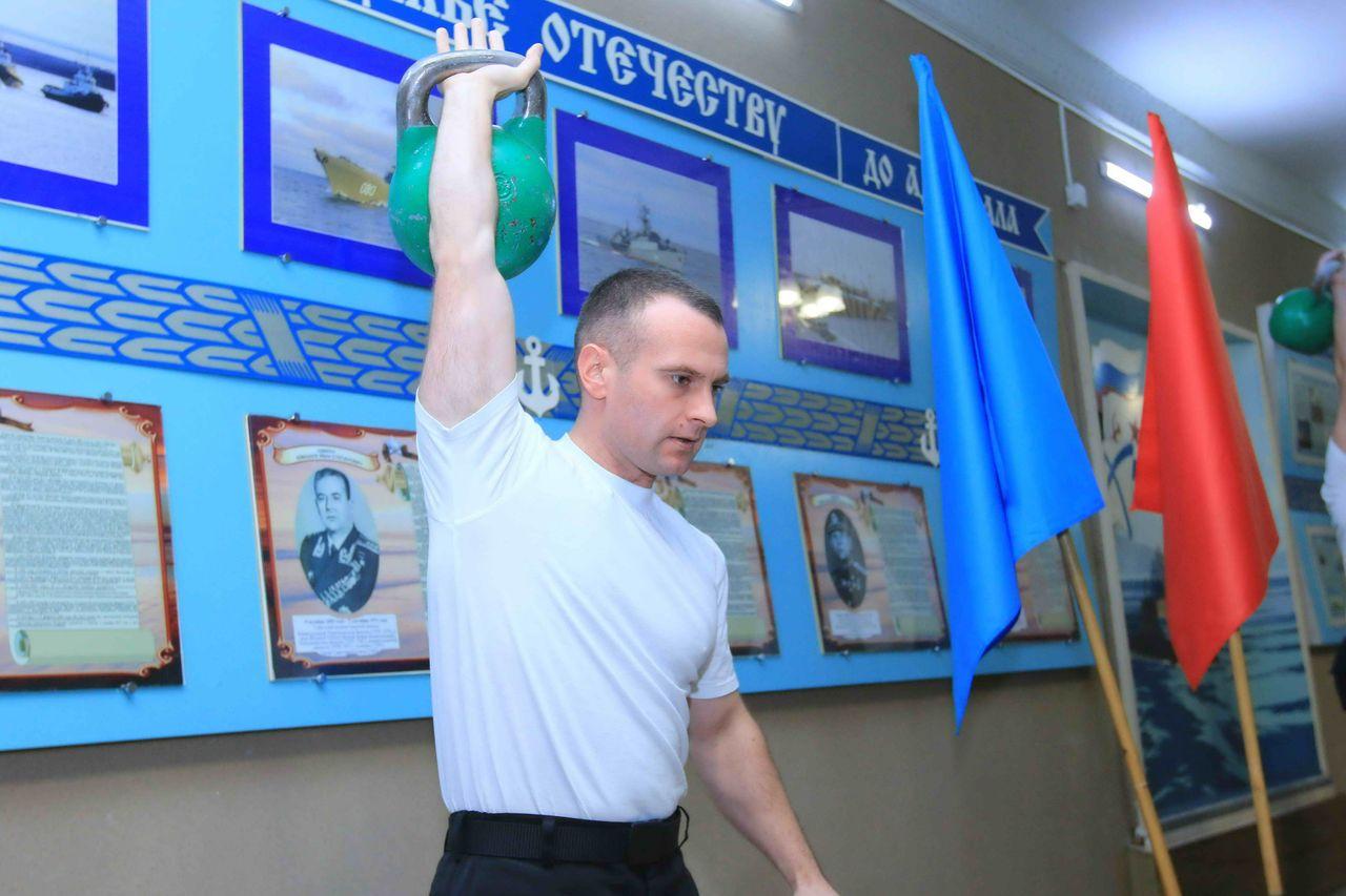 Сильнейших гиревиков Северного флота определили на чемпионате в Беломорской базе