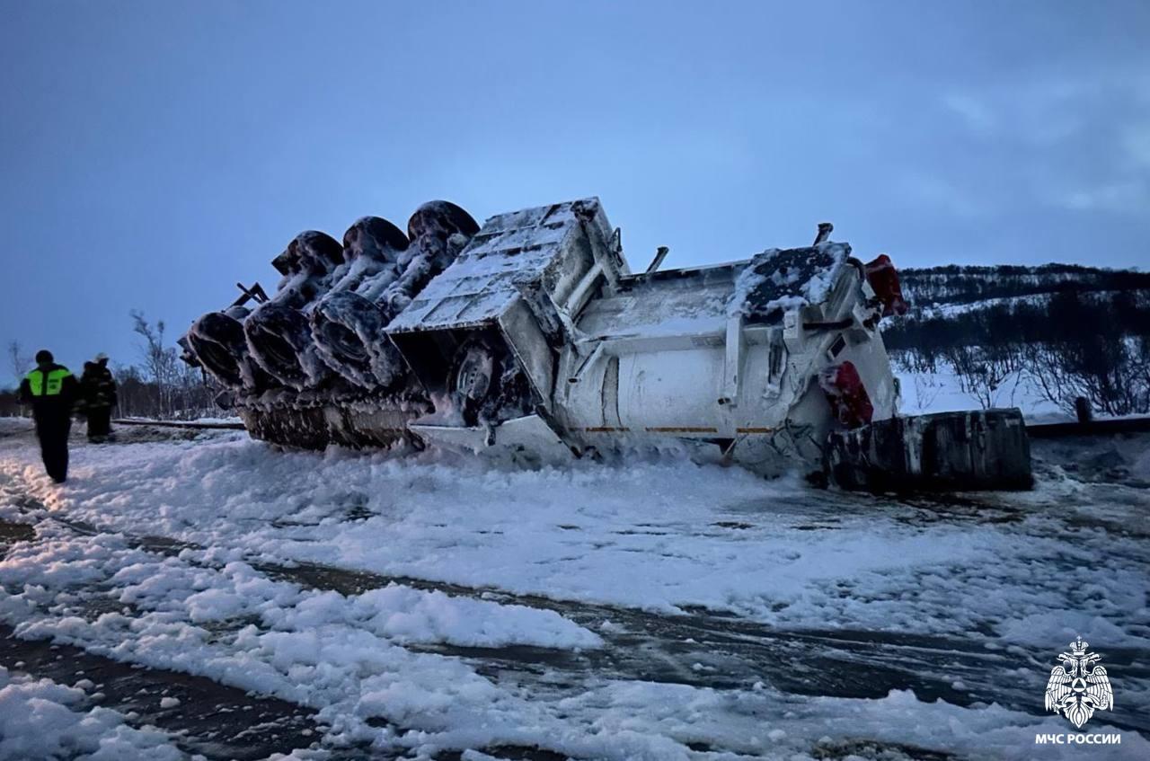 На трассе &quot;Кола&quot; ликвидируют последствия ДТП с бензовозом