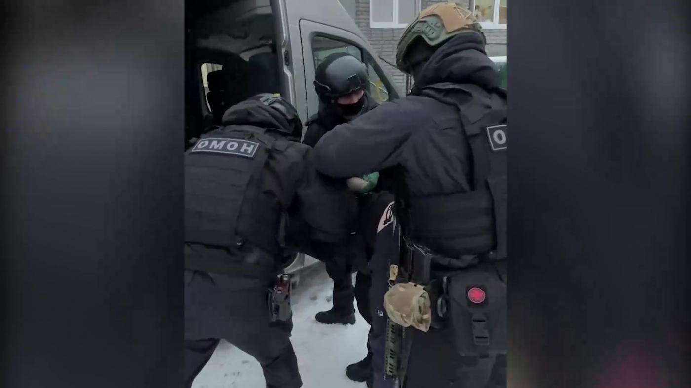 Трех жителей Апатитов задержали за нападение на полицейского 