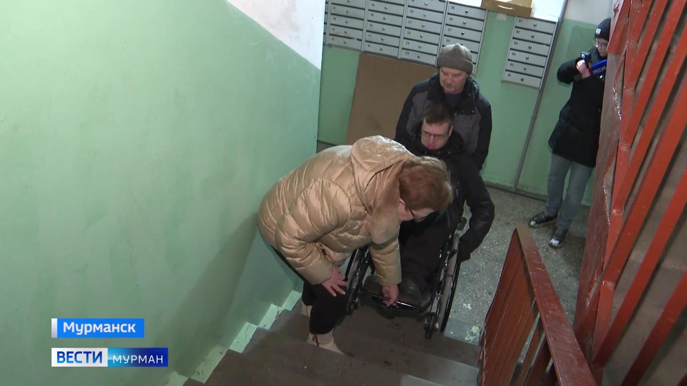 54 ступеньки вместо лифта: инвалид-колясочник из Мурманска месяц не может попасть домой без помощи
