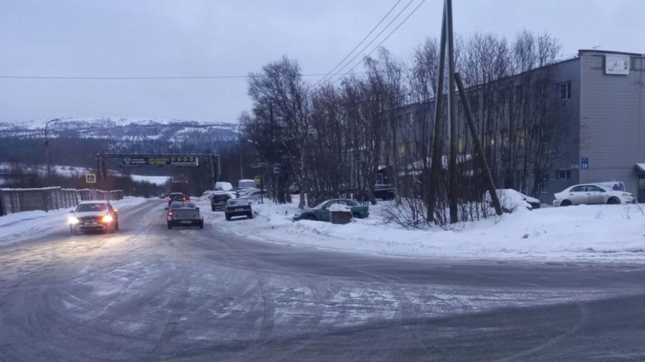 Двух пенсионеров сбили на дорогах Мурманской области за сутки