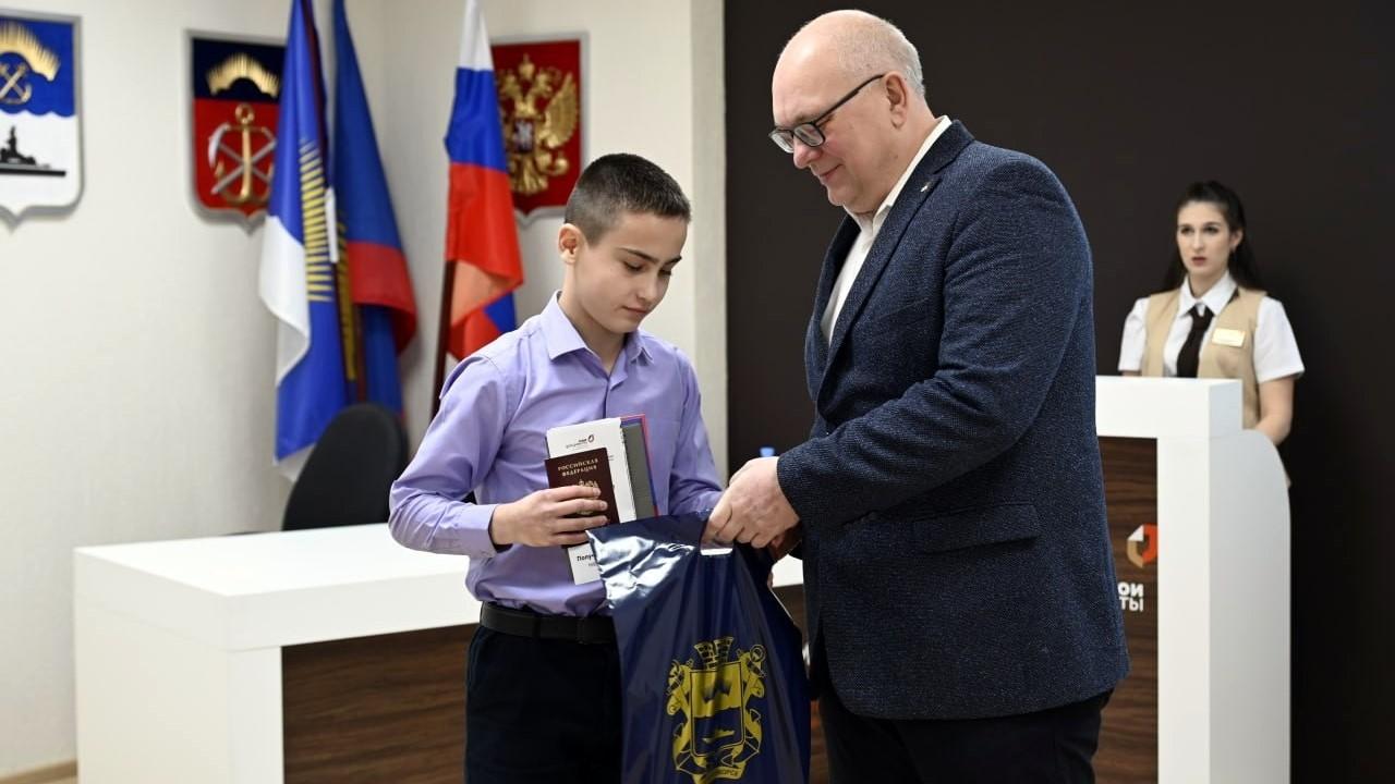 Юным североморцам в преддверии Дня Конституции РФ вручили паспорта
