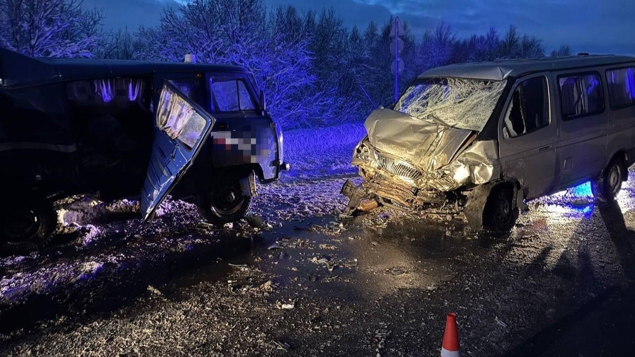 "Буханка" столкнулась с микроавтобусом под Кильдинстроем: три человека пострадали