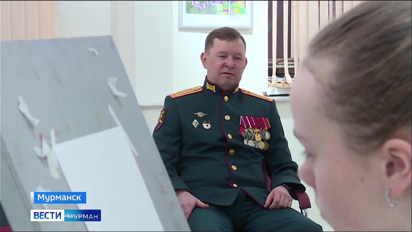 В Мурманске состоялся урок для юных художников "Портрет Героя"