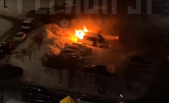 В Мурманске на Маклакова сгорел микроавтобус