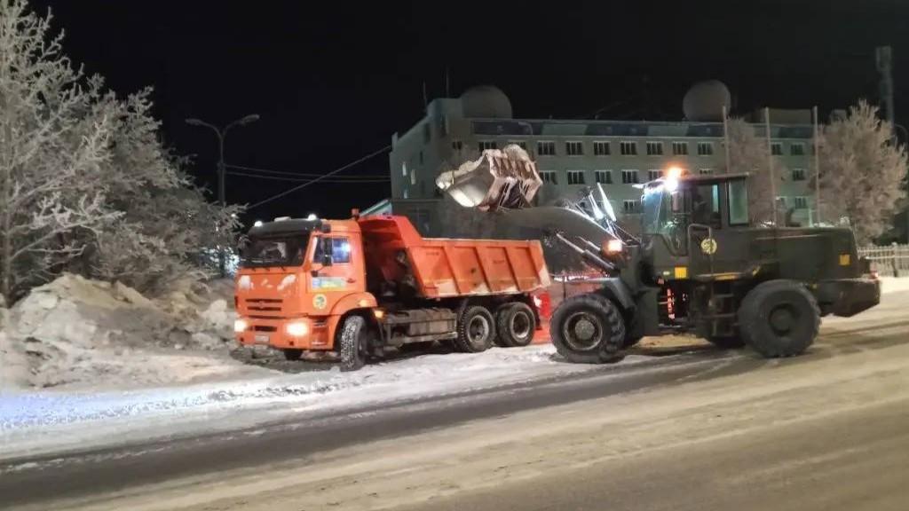 УДХ продолжает уборку улиц Мурманска в круглосуточном режиме