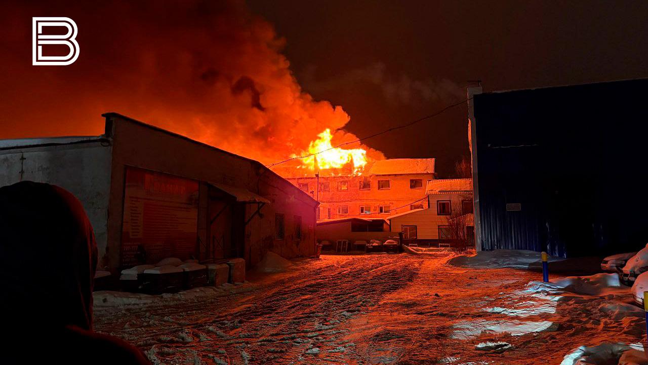 В Коле полыхает здание в районе Каменного острова