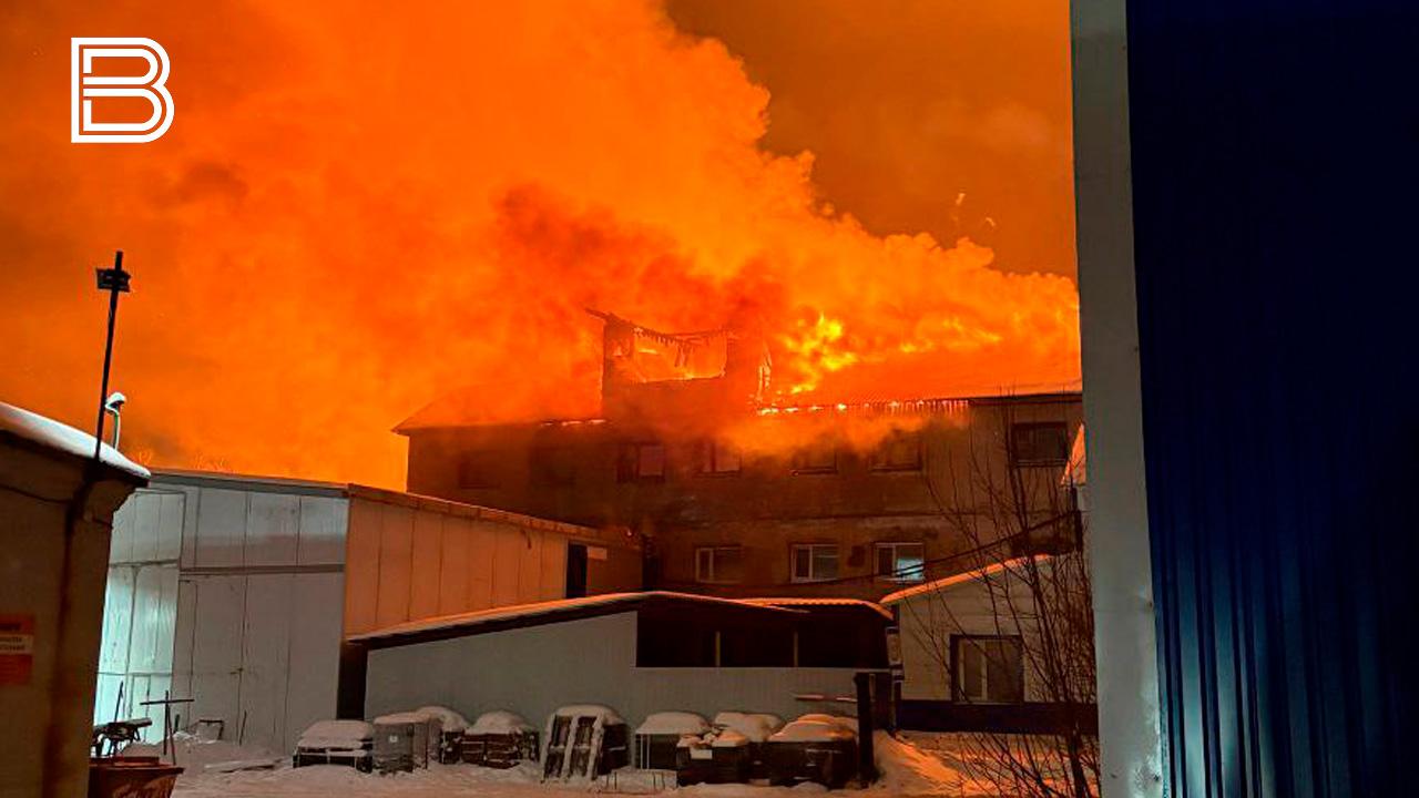 Спасатели обследовали два этажа охваченного пожаром здания в Коле &ndash; пострадавших нет