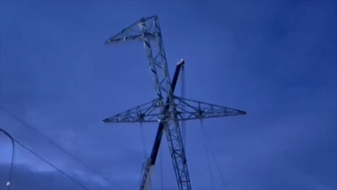 Россети Северо-Запад: доставленную вертолетом опору ЛЭП удалось установить